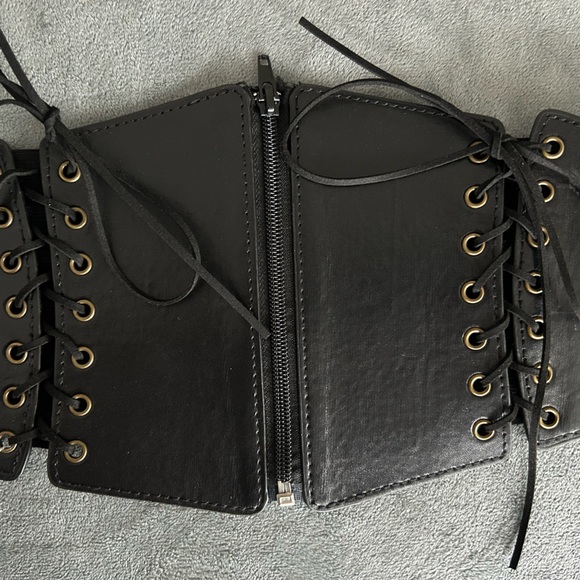 Rebdolls Black Corset Belt with Gold Eyelets - 1x - Picture 2 of 4